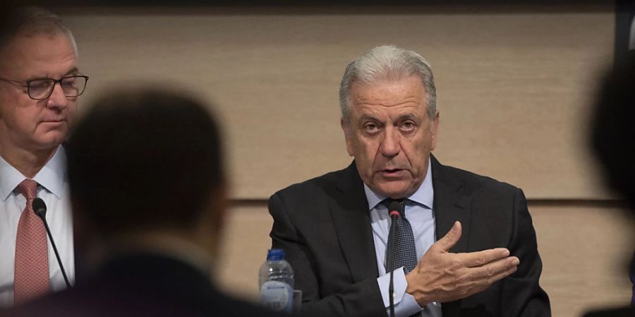 ARCHIV - Dimitris Avramopoulos (r), ehemaliger EU-Kommissar für Migration und Inneres, während der Vorstellung des europäischen Drogenberichts 2019. Foto: Virginia Mayo/AP/dpa