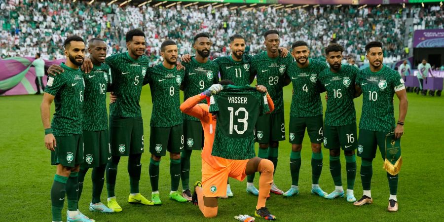 Die Spieler von Saudi-Arabien haben sich vor dem Spiel zu einem Gruppenbild zusammengestellt.