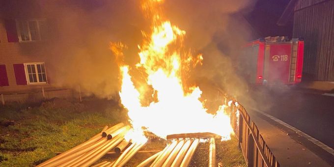 Die Kunststoffrohre mussten durch die Feuerwehr gelöscht werden. Die Kunststoffrohre mussten durch die Feuerwehr gelöscht werden.