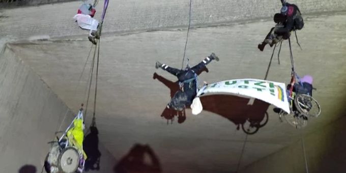Lützerath-Räumung - Aktivisten seilen sich im Rollstuhl von Brücke ab