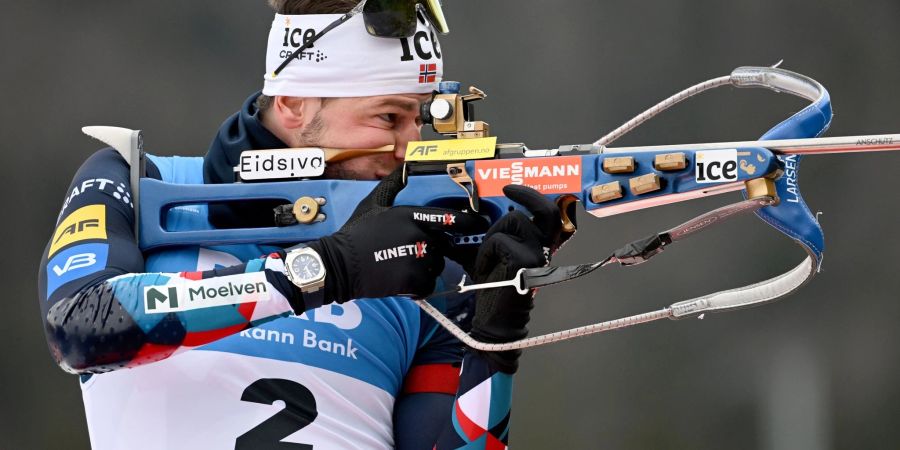Sturla Holm Laegreid aus Norwegen in Aktion beim Anschiessen in Ruhpolding.