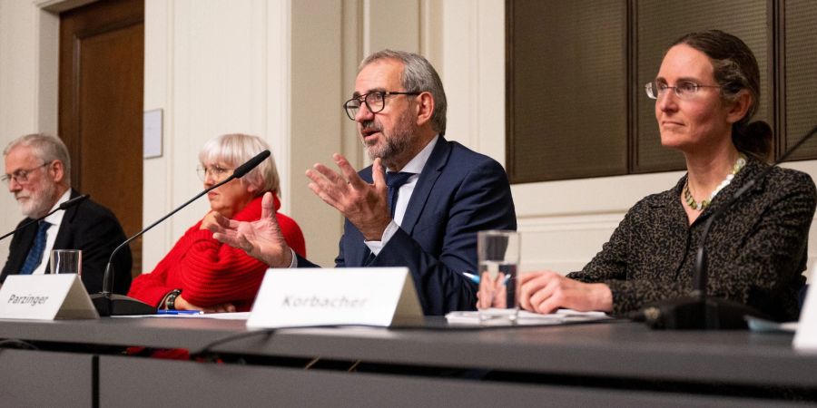 Rainer Robra (l-r, CDU), Kulturminister von Sachsen-Anhalt, Claudia Roth (Bündnis 90/Die Grünen), Kulturstaatsministerin, Hermann Parzinger, Präsident der Stiftung Preussischer Kulturbesitz, und Dagmar Korbacher, Direktorin Kupferstichkabinett der Staatlichen Museen zu Berlin, bei der Vorstellung der Eckpunkte für die Reform der Stiftung Preussischer Kulturbesitz.
