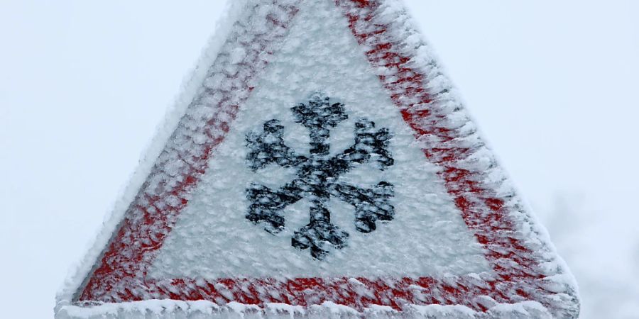 Am Mittwochvormittag waren die Strassen im Flachland verbreitet eisglatt. Weil die Wetterdienste aber bereits in der Nacht gewarnt hatten, kam es zu weniger Unfällen als am Dienstag. (Symbolbild)