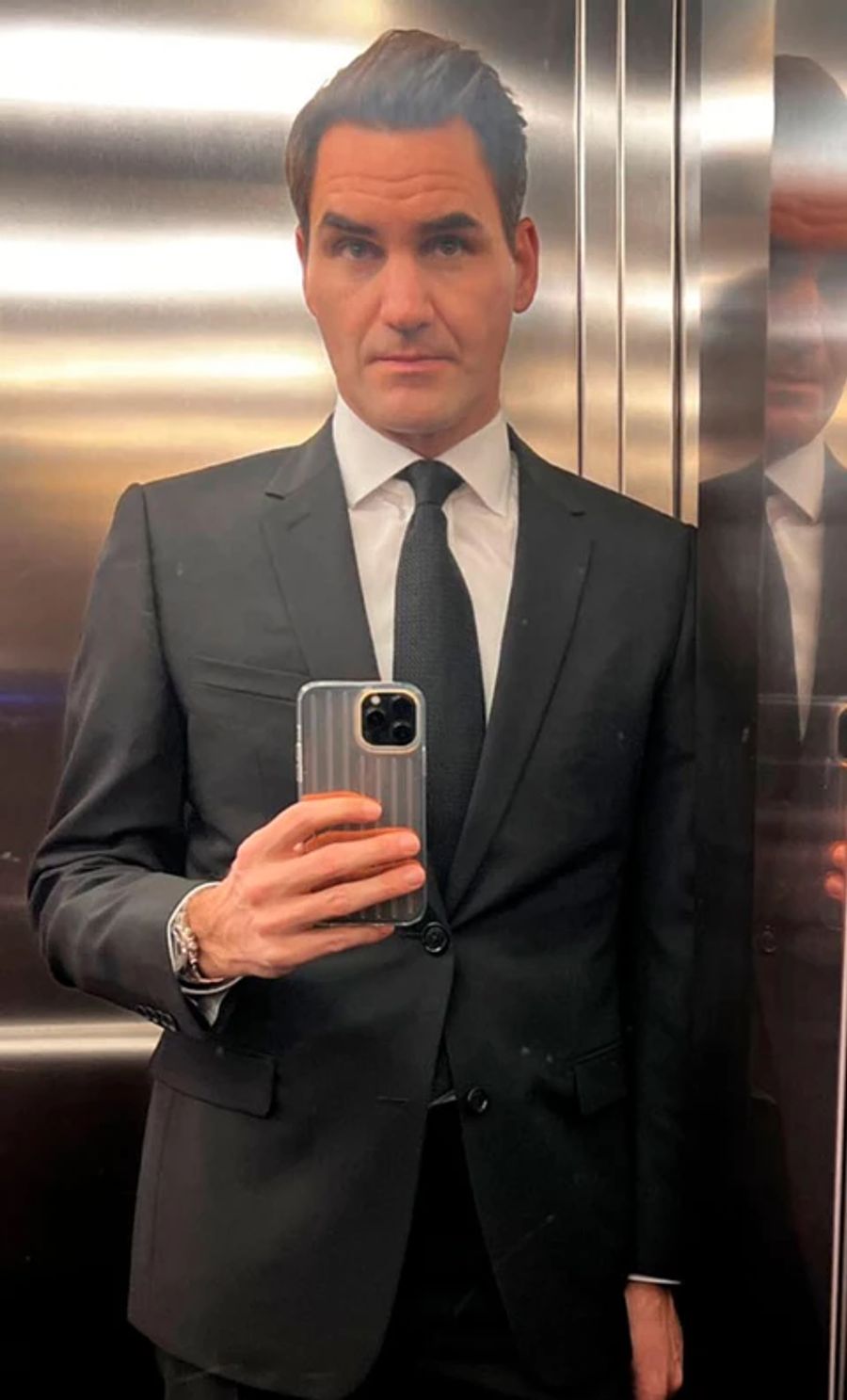 Roger Federer taucht ganz seriös mit ernster Miene an den Sports Awards auf.