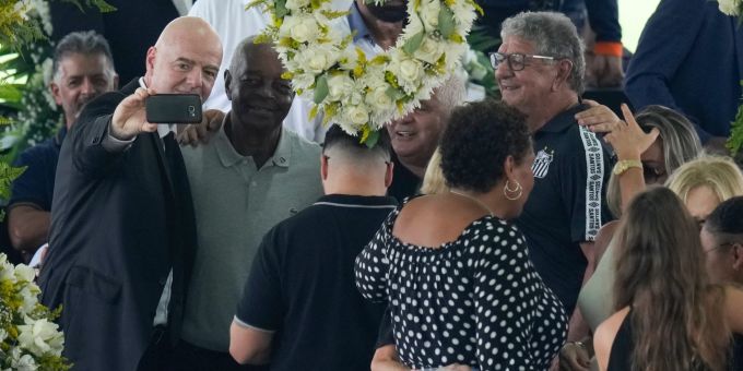 Fifa-Präsident Gianni Infantino sorgt mit einem Selfie während der Totenwache für Pelé für Aufsehen. Gianni Infantino Selfie Pelé