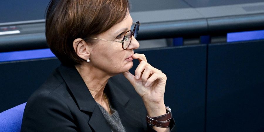 Bildungsministerin Bettina Stark-Watzinger (FDP) verfolgt eine Sitzung im Bundestag.