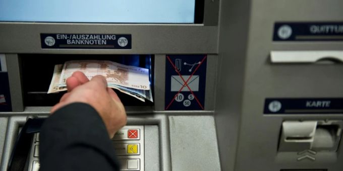 Ein ehemaliger Gastwirt aus Luzern muss sich wegen Kreditbetrug vor dem Kriminalgericht verantworten. (Symbolbild) Geldautomat