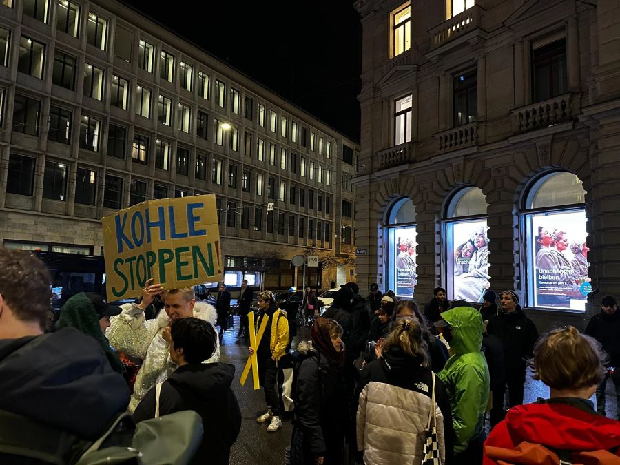 Menschen versammeln sich zu einer vom Klimastreik ausgerufenen Solidaritäts-Kundgebung für Lützerath auf dem Zürcher Paradeplatz.