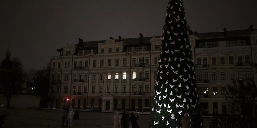 dpatopbilder - Jahresende in der ukrainischen Hauptstadt Kiew. Über Silvester fürchten die Ukrainer weitere russische Angriffe. Foto: Felipe Dana/AP/dpa