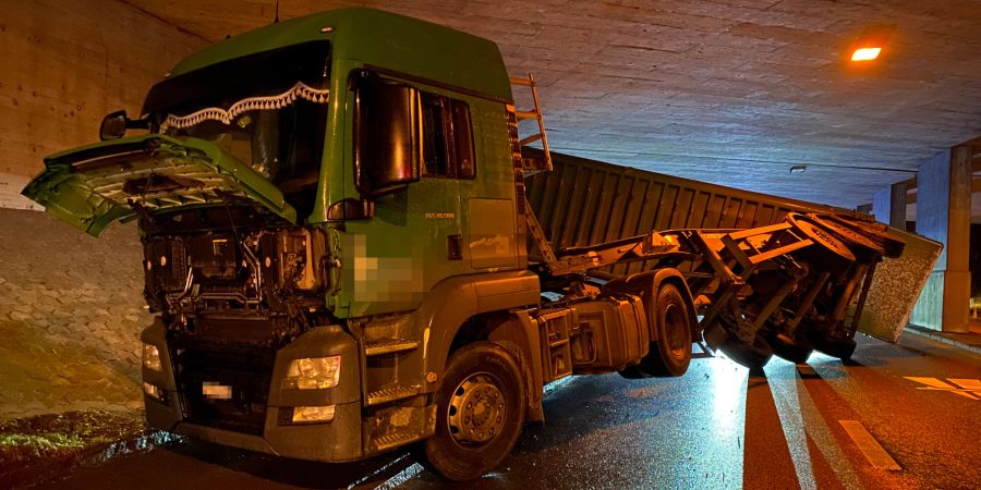 Frauenfeld: Unter Autobahnbrücke verkeilt