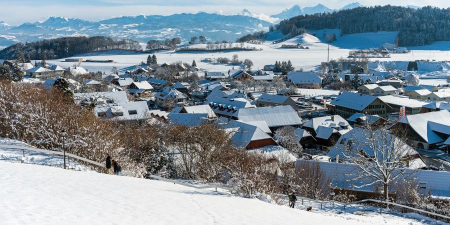 Blick auf das verschneite Riggisberg. - Riggisberg