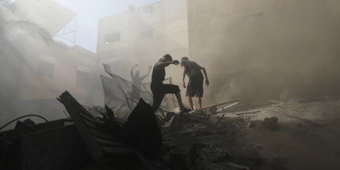Palästinenser suchen unter den Trümmern eines zerstörten Gebäudes nach einem israelischen Luftangriff im Flüchtlingslager Khan Younis im südlichen Gazastreifen nach Überlebenden, 6. November 2023.