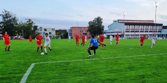 Der FC Küsnacht gewann am Samstag, 30. September 2023 zu Hause gegen den FC Witikon 2 mit 3:0. Gian Welti auf dem Weg zum Führungstor.