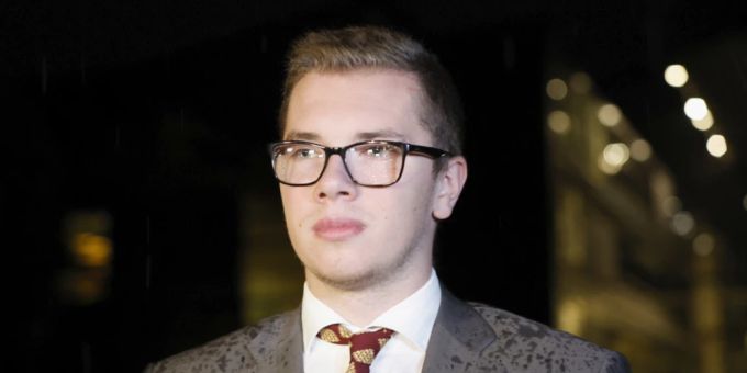 AfD-Abgeordneter Daniel Halemba steht vor dem Gerichtsgebäude am Würzburger Landesgericht (30. Oktober 2023). Daniel Halemba AfD