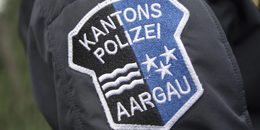 Zwei Aargauer Kantonspolizisten müssen sich vor einem Bezirksgericht wegen des Vorwurfs der Körperverletzung und Amtsmissbrauch verantworten. Nach einem längeren Rechtsstreit erhob die Staatsanwaltschaft Anklage. (Symbolbild)