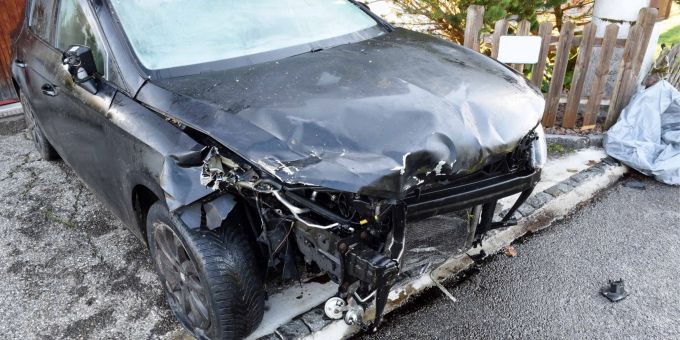 Fahrerfucht - Betrunkener Fahrer (22) prallt in Rickenbach LU in Zaun