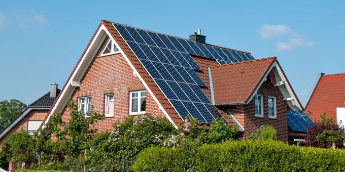 Wohn- und Energiekosten bereiten Sorgen, treiben gleichzeitig aber die Investition in Solaranlagen voran. Solarenergie