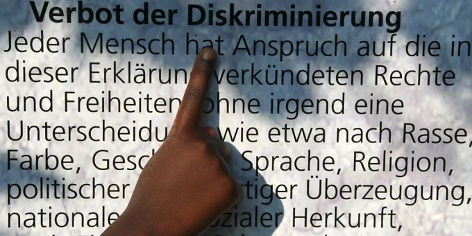 Ein Mädchen zeigt auf eine Tafel zum Thema «Artikel 2 - Verbot der Diskriminierung» im Garten der Menschenrechte im österreichischen Lauterbach. Foto: Lothar Ferstl/dpa Menschenrechte