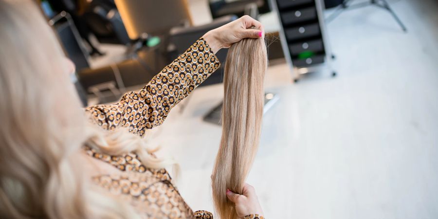 Haarextensions liegen hoch im Trend.