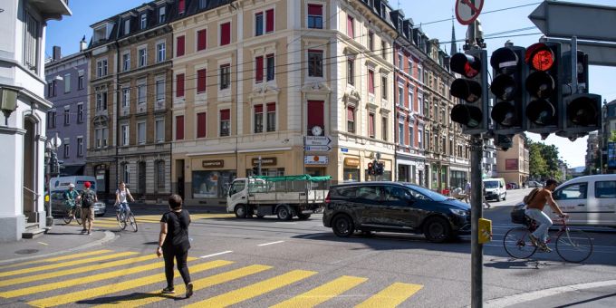 Verkehr an der Feldbergstrasse an der Kreuzung zur Klybeckstrasse in Basel. (Archivbild) basel klybeckstrasse