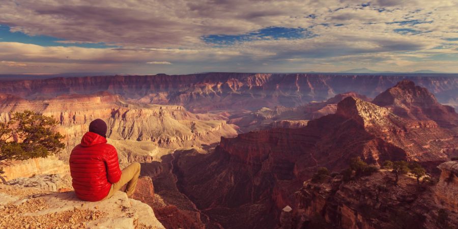 Mann alleine im Grand Canyon