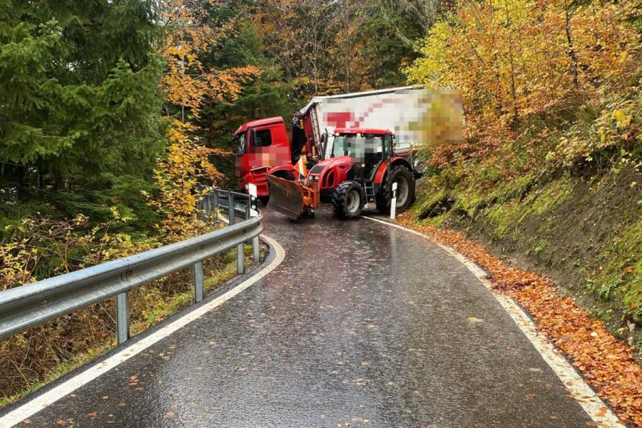 Traktor hilft Lastwagen