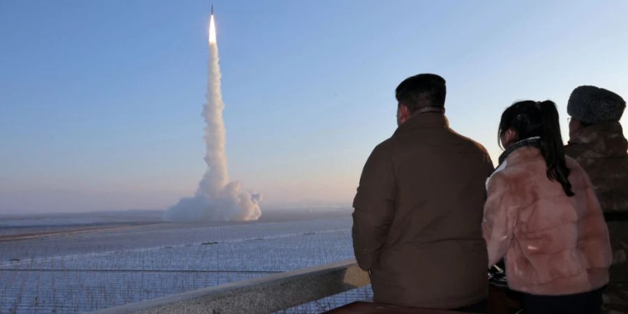 HANDOUT - Kim Jong Un (l.), Machthaber in Nordkorea, und seine Tochter Ju Ae (2.v.l), beim Beobachten eines Tests einer atomwaffenfähige Interkontinentalrakete (ICBM) vom Typ Hwasong-18. Foto: KCNA/KNS/dpa - ACHTUNG: Nur zur redaktionellen Verwendung und nur mit vollständiger Nennung des vorstehenden Credits