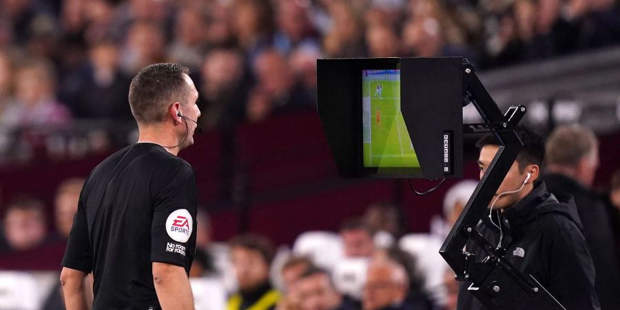 In der Premier League wird der VAR-Einsatz heftig diskutiert - befeuert durch einen groben Fehler beim FC Liverpool.