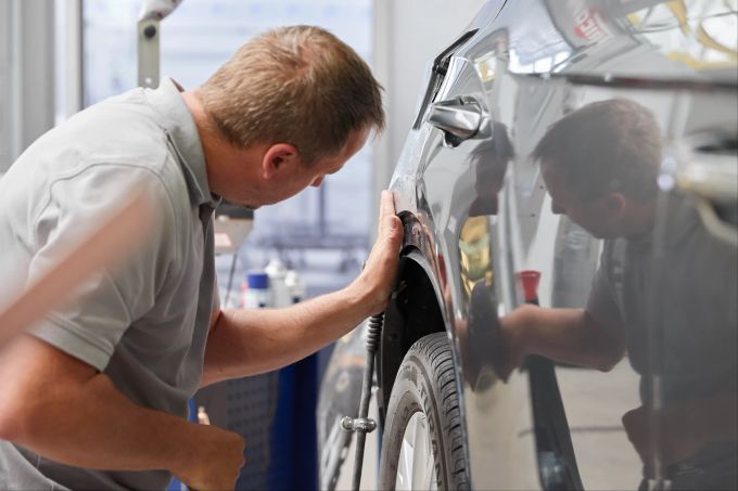 Ein fachkundiger Reparaturservice kann den Ärger über den Autoschaden zumindest ein wenig ausgleichen. Schadenfall AMAG Auto