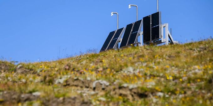 Das Bundesamt für Strassen (Astra) plane 450 Projekte für Solaranlagen entlang der Autobahnen. (Symbolbild) Die Gemeindeversammlung Adelboden BE hat am Freitagabend einer alpinen Solaranlage auf dem Schwandfäl zugestimmt. Die zehn Hektar grosse Anlage soll laut Trägerschaft künftig um die 40 Prozent des Winterstroms für die Gemeinde liefern. (Symbolbild)