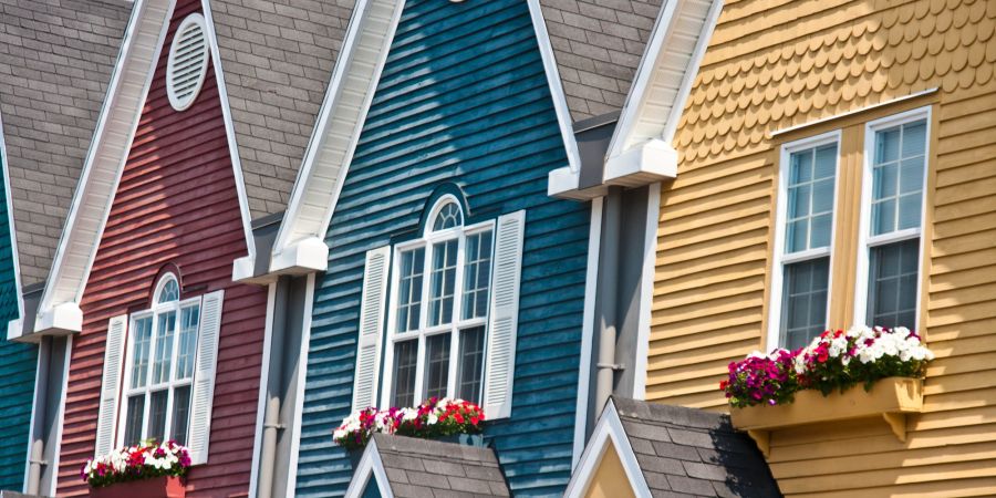 Eine Farbe für die Aussenfassade des Hauses zu finden, ist nicht immer ganz einfach für Immobilieneigentümer.