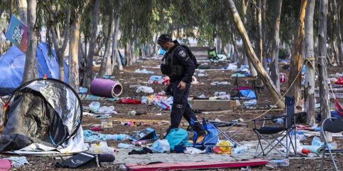Ein israelischer Soldat auf dem Festivalgelände in der Negev-Wüste nach der brutalen Hamas-Attacke. Israel Krieg
