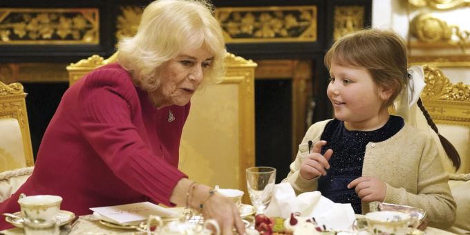 Königin Camilla mit der siebenjährigen Olivia Taylor. Camilla