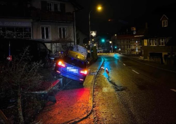Beim Unfall wurde eine Beifahrerin leicht verletzt. Unfall in Niedergösgen.