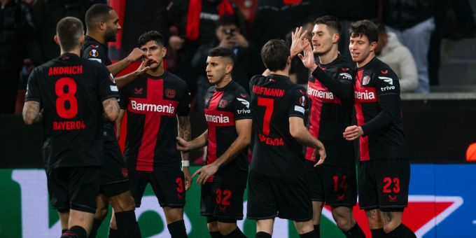 Die Leverkusener Spieler jubeln über die perfekte Gruppenphase: Sie gewinnen auch das sechste Spiel. Bayer Leverkusen Europa League