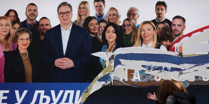 Die Stimmung in Serbien ist auch nach den Wahlen aufgeheizt. Serbien Wahlen Wahlplakat Vucic