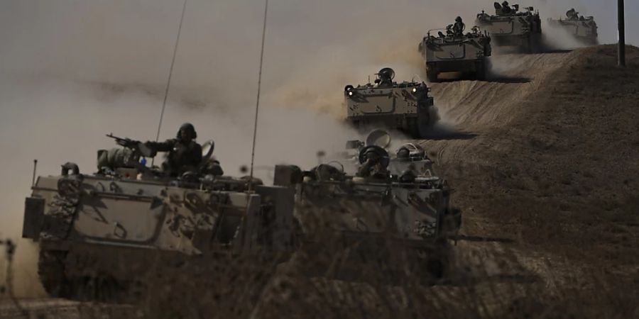 Israelische Panzer. Israels Militär hat eine «Terrorzelle», die versucht hat, vom Libanon aus in israelisches Gebiet einzudringen, identifiziert und ausgeschaltet. Foto: Ariel Schalit/AP/dpa