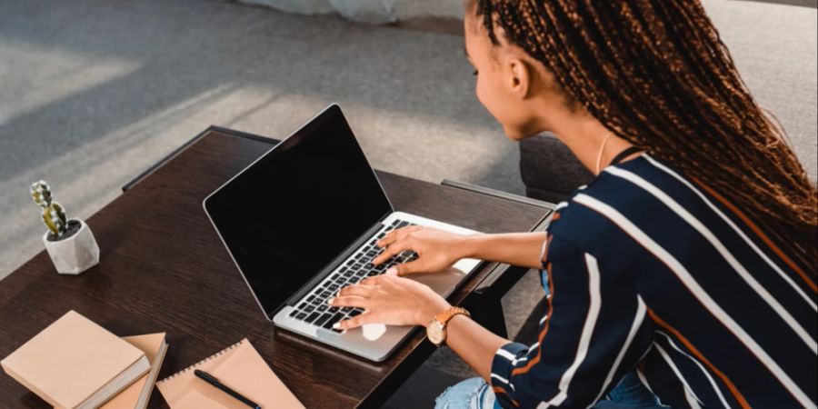 Frau Schreibtisch Laptop Hände Tastatur