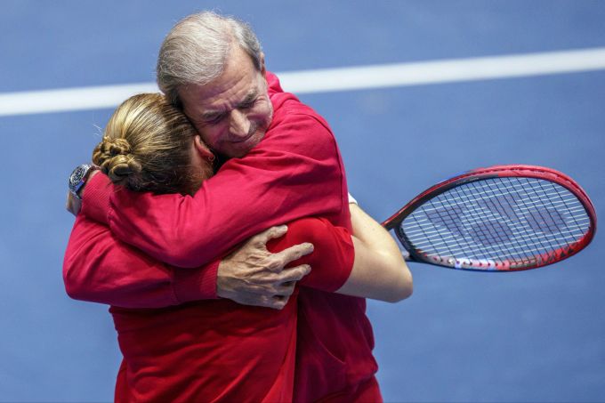 Heinz Günthardt umarmt Céline Naef nach deren Niederlage zum Auftakt des Billie Jean King Cup. Heinz Günthardt