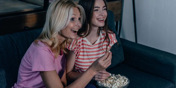 Popcorn muss für viele beim Filmabend dabei sein. Filmabend, Netflix, Snacks, Popcorn