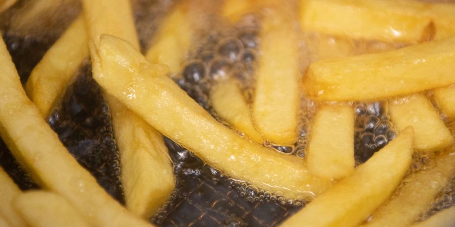 Pommes werden in einem Imbiss in Pflanzenöl frittiert. Das Kartoffelprodukt ist äusserst beliebt.