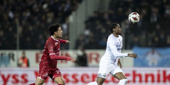 Winterthurs Sayfallah Ltaief (l) und Zürichs Jonathan Okita. Super League FC Zürich