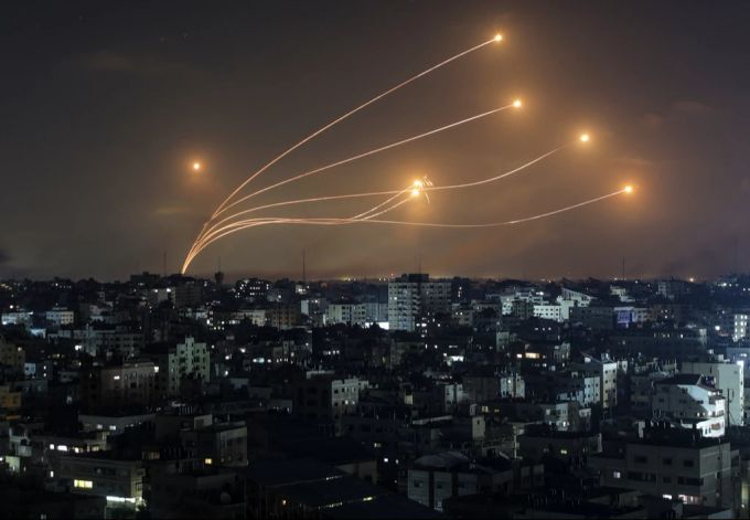 Ein Dozent der Universität Bern hat den Angriff der Hamas auf Israel gebüsst. Nun wurde er freigestellt. Im Bild: Der Iron Dome wehrt Raketen aus dem Gazastreifen über Israel ab. israel krieg hamas