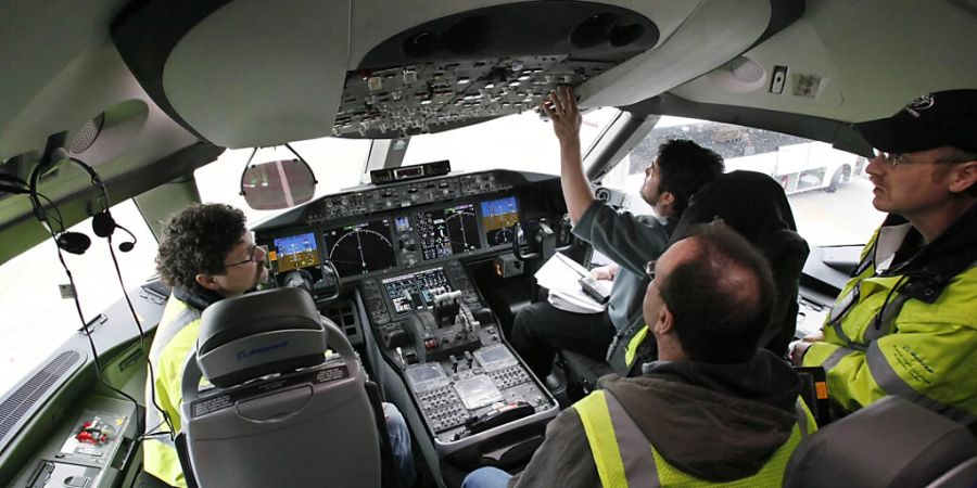 Betreiber von Maschinen des Typs 787 Dreamliner sollten Schalter an den Pilotensitzen unter die Lupe nehmen. (Archivbild)