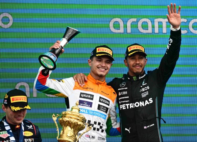 Lando Norris (McLaren) und Lewis Hamilton (Mercedes) jubeln beim Grossbritannien-GP der Formel 1 auf dem Podest. Hamilton Mercedes Norris McLaren
