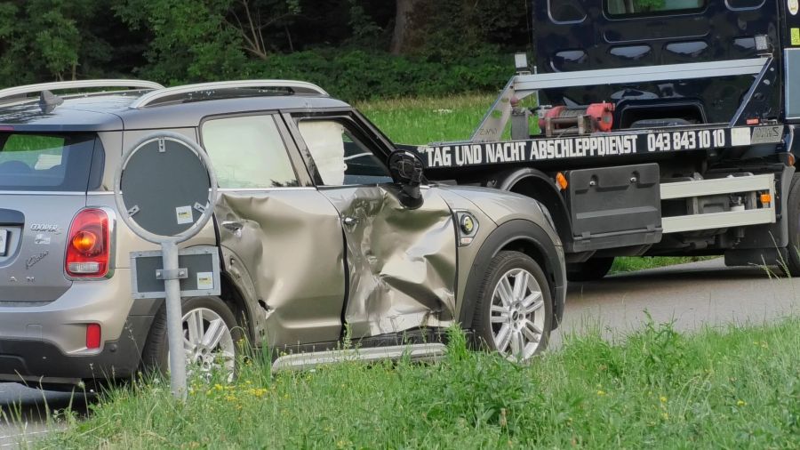 Die 23-jährige Töfffahrerin kollidierte mit einem Auto.