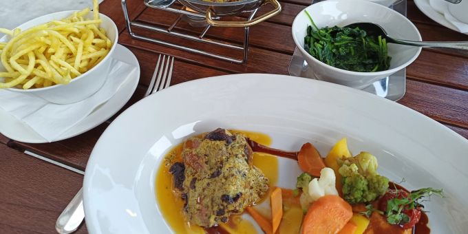 Entrecôte Café de Paris mit Pommes Allumettes und Gemüsevariation. Brasserie Freilager