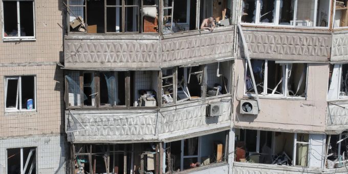 Beschädigtes Wohnhaus nach einem russischen Drohnenangriff. Beschädigtes Wohnhaus nach einem russischen Drohnenangriff.