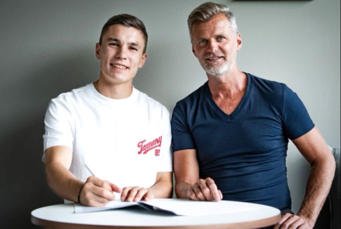 Sportchef Alain Sutter mit dem neuen Spieler des FC St.Gallen, Mattia Zanotti. FC St.Gallen