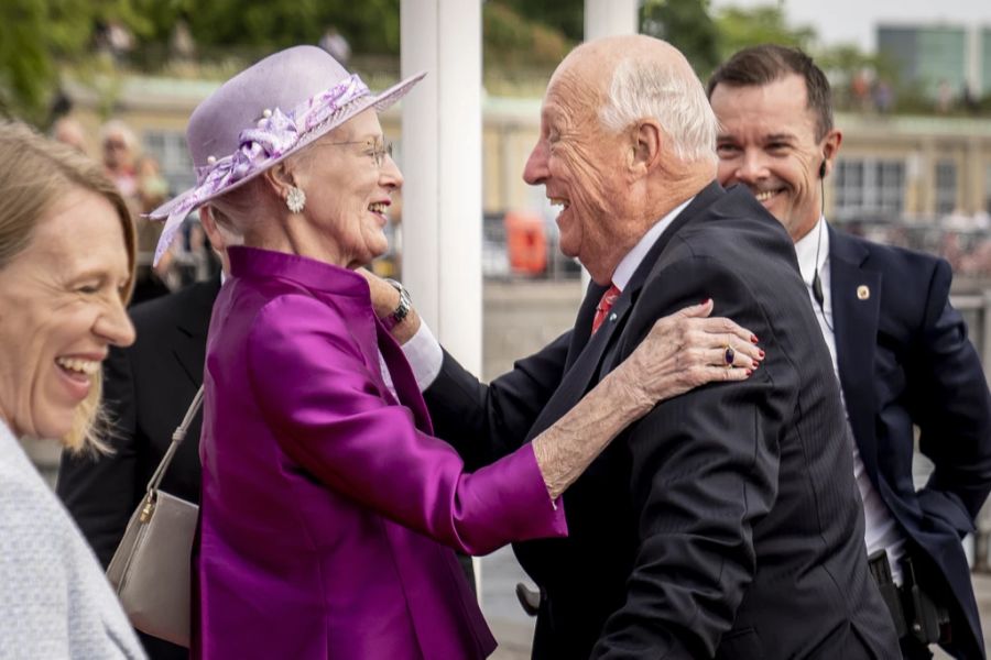 Als er seine Cousine, die dänische Königin Margrethe, kurz darauf begrüsste, konnte er bereits wieder scherzen.